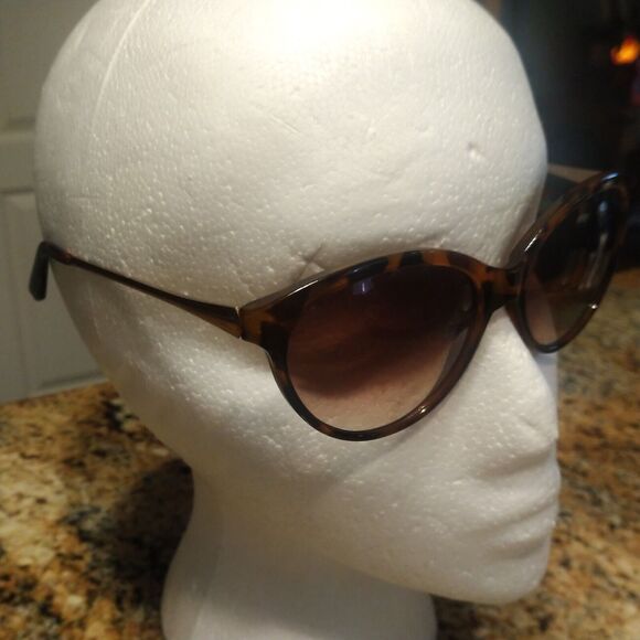 The Limited Hand Polished Modern Cat Eye Tortoise Full Rim Women's Sunglasses - Picture 3 of 13